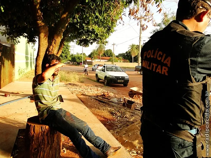 Jovem é espancado após derrubar menina de 10 anos no chão