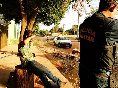 Jovem é espancado após derrubar menina de 10 anos no chão