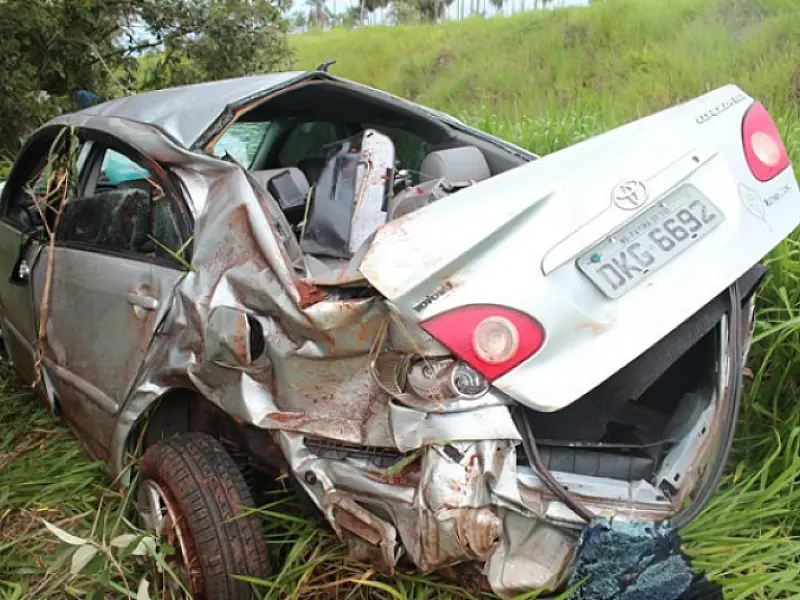 Carro de dono de instituição de ensino capota na MS 141
