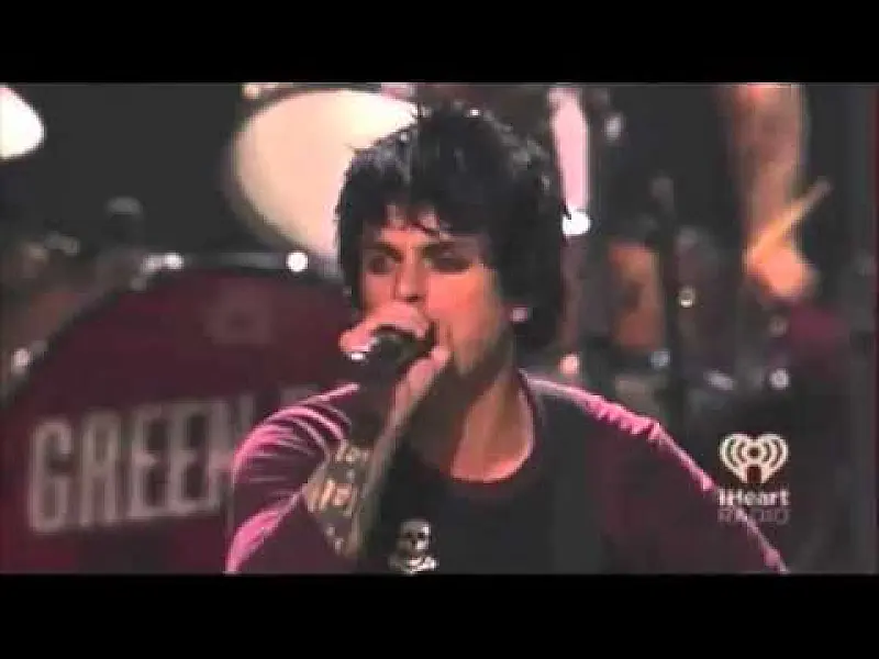 Vocalista da banda Green Day surta durante apresentação
