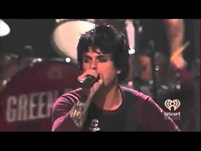 Vocalista da banda Green Day surta durante apresentação