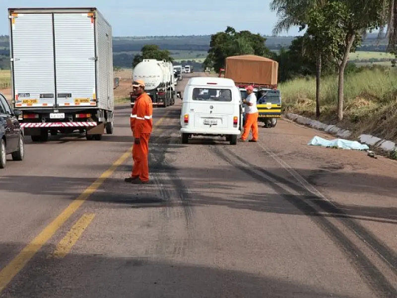 Homem morre após ser atropelado por carreta em Sonora