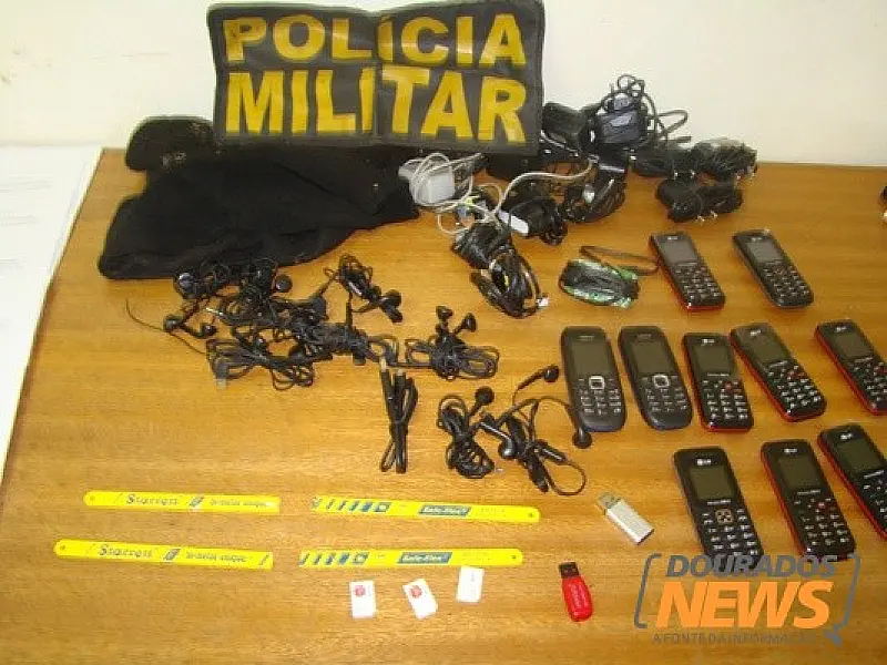 Dupla é detida ao tentar lançar celulares e serras em pátido de presídio
