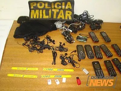 Dupla é detida ao tentar lançar celulares e serras em pátido de presídio