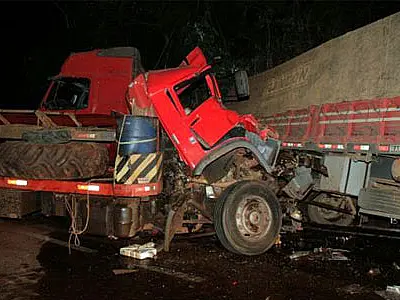 Homem morre em acidente na BR 163 após invadir pista e colidir com duas carretas