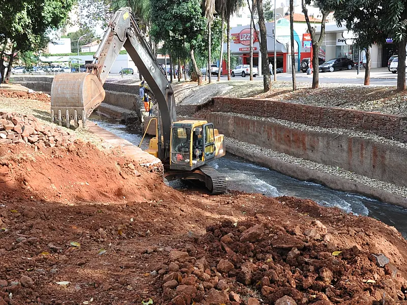 Prefeitura recupera as margens do córrego prosa