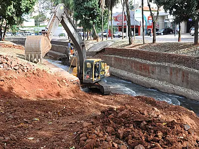 Prefeitura recupera as margens do córrego prosa