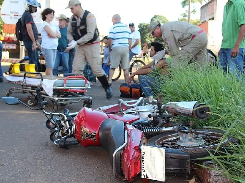 Caminhão e moto se colidem em Nova Andradina