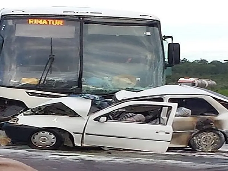 Acidente entre ônibus e carro deixa três mortos em Água Clara