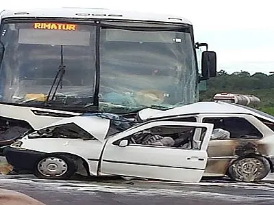 Acidente entre ônibus e carro deixa três mortos em Água Clara