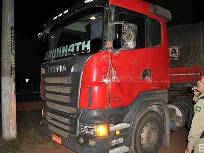 Caminhão fica atravessado na BR-163 e provoca acidente