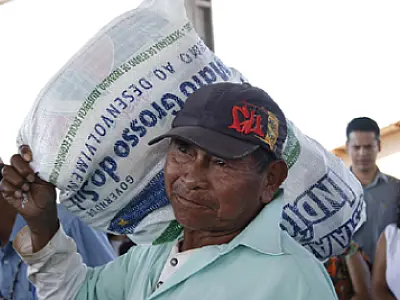 Índios de Amambai recebem cestas básicas do governo