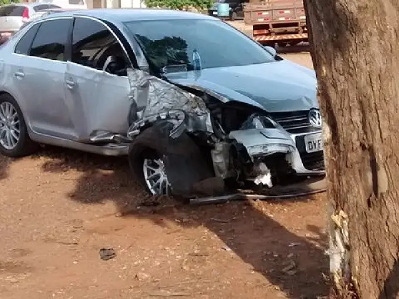 Veículo desvia de caminhão e choca-se com árvore em Caarapó