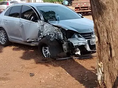 Veículo desvia de caminhão e choca-se com árvore em Caarapó