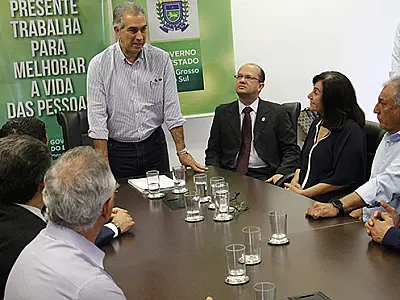 Governo e Prefeitura firmam convênio para a campanha Dourados Brilha, que terá show de Almir Sater