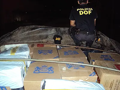 DOF apreende 77 caixas de cigarro em meio à carga de adubo