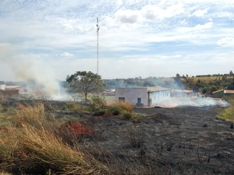 Queimada em Nova Andradina mobiliza Corpo de Bombeiros