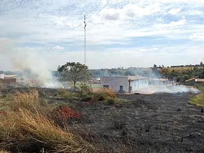 Queimada em Nova Andradina mobiliza Corpo de Bombeiros