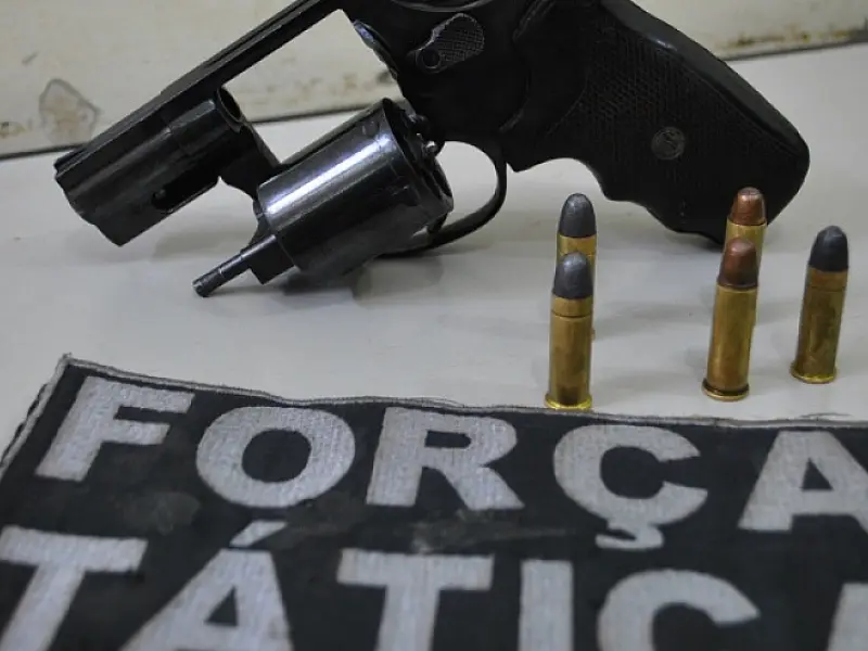 Homem é preso com arma de fogo e liberado em Dourados
