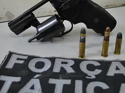 Homem é preso com arma de fogo e liberado em Dourados