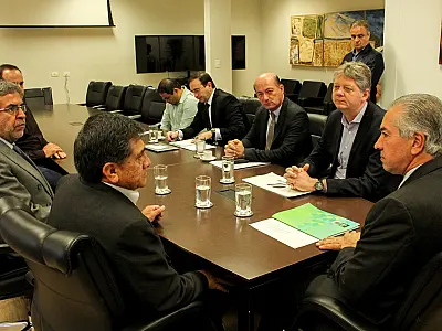 “Ferrovia Transamericana é nossa prioridade”, afirma Reinaldo Azambuja a ministro da Bolívia