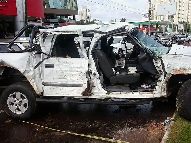 Passageiro de caminhonete que se chocou com coqueiro continua em estado grave