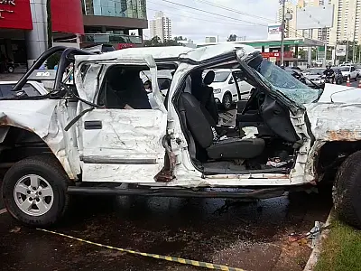 Passageiro de caminhonete que se chocou com coqueiro continua em estado grave
