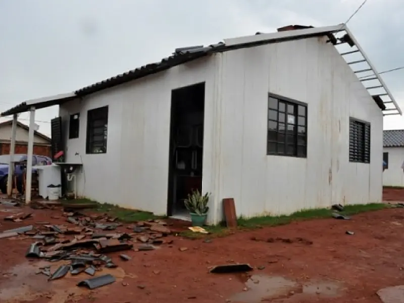 Casas populares recém-inauguradas em Batayporã são destelhadas