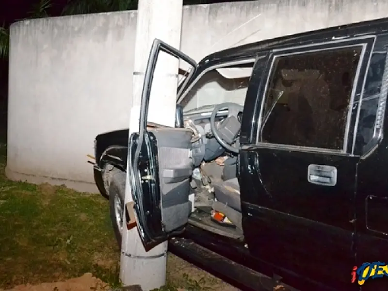 Idoso perde controle de veículo e colide contra poste