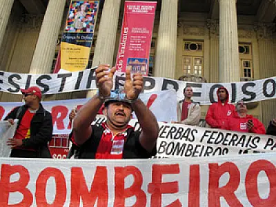 Bombeiros fazem protesto e pedem libertação de colegas