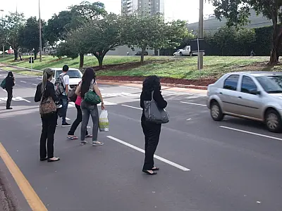 Pedestres disputam espaço com carros em trecho da Afonso Pena na Capital