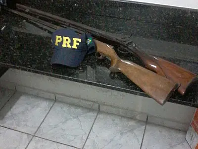 Condutor com três mandados em aberto é preso por porte ilegal de arma
