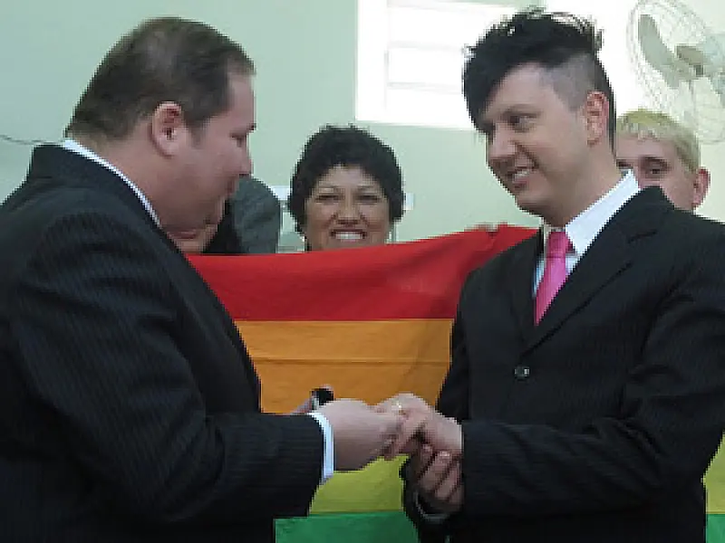 Primeiro casamento civil gay do Brasil busca certidão