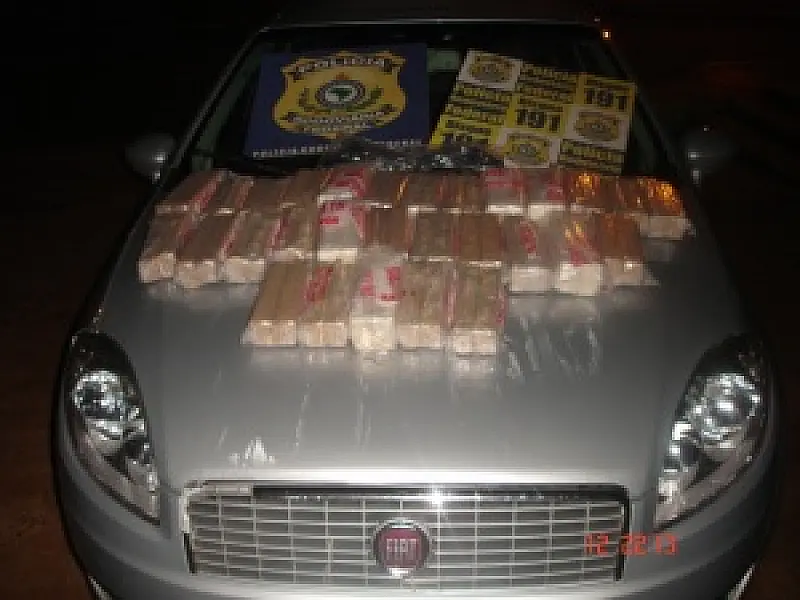 Casal é preso com cocaína e armas de uso restrito