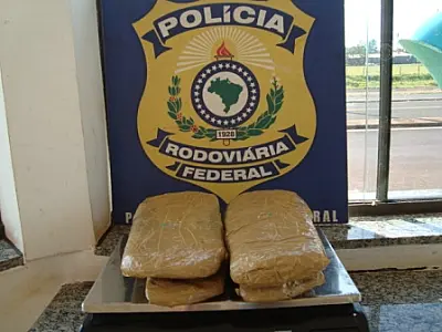 Jovem com bebê no colo tenta esconder drogas