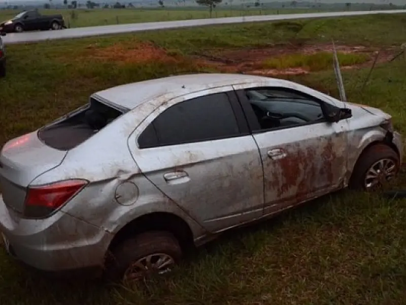 Condutor perde o controle e capota carro em Ivinhema