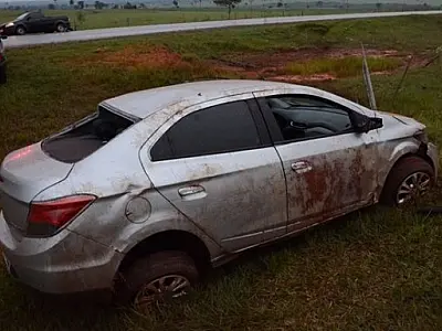 Condutor perde o controle e capota carro em Ivinhema
