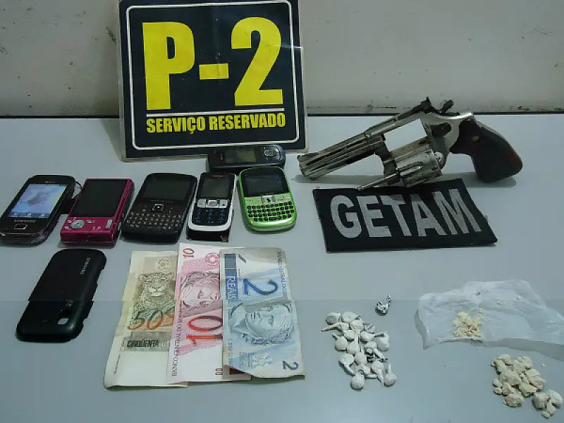 Foragido do semi-aberto é preso com droga e arma de uso restrito