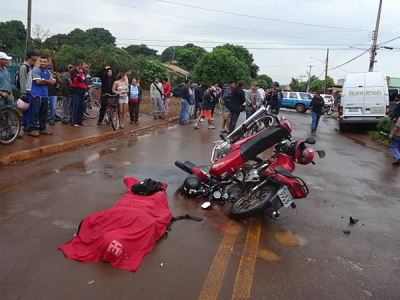 Motociclistas colidem em Dourados; um morre na hora