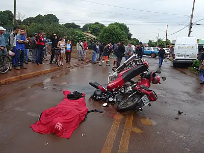 Motociclistas colidem em Dourados; um morre na hora