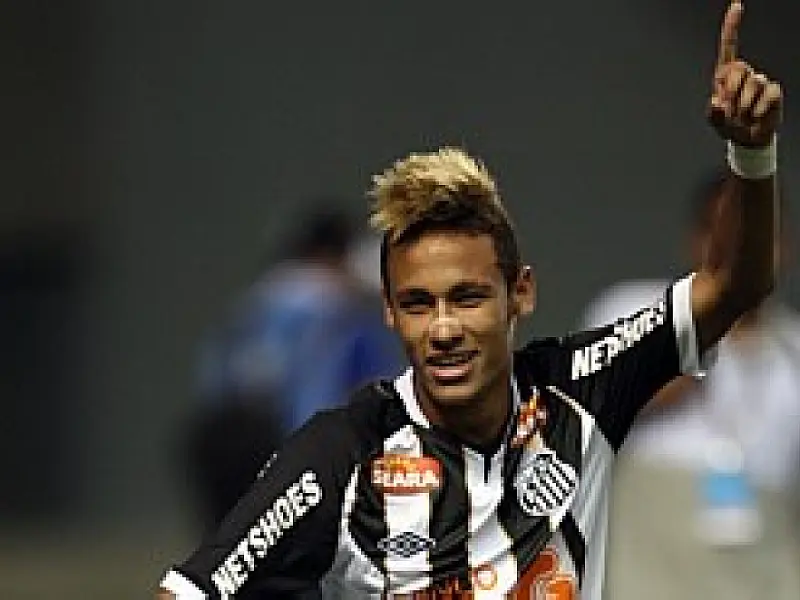 Santos vence, permanece em primeiro e Neymar reclama de racismo