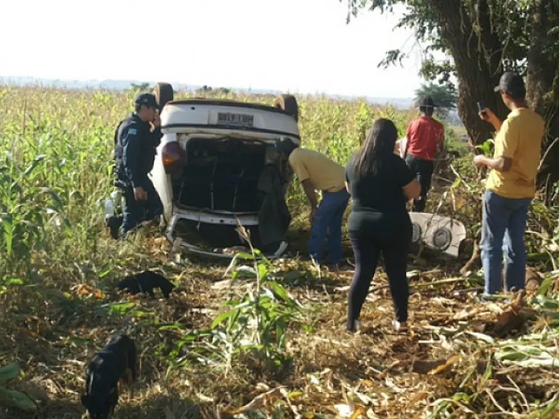 Trio capota veículo e foge após amordaçar e espancar vítima para roubar