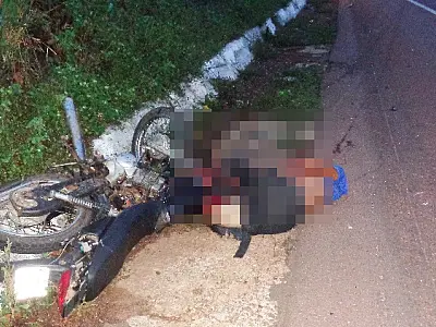 Motociclista morre após colidir com carreta