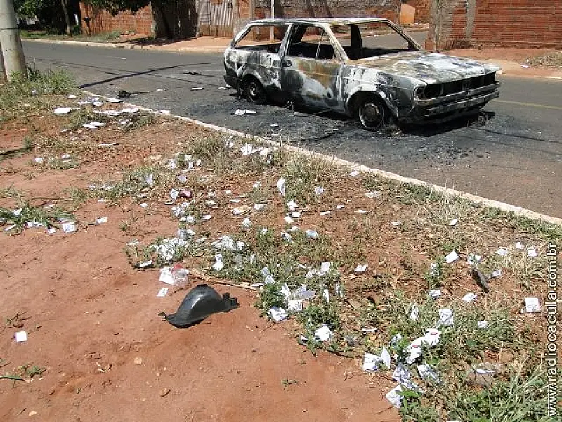 Carro com material político é destruído por fogo em Três Lagoas