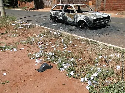 Carro com material político é destruído por fogo em Três Lagoas