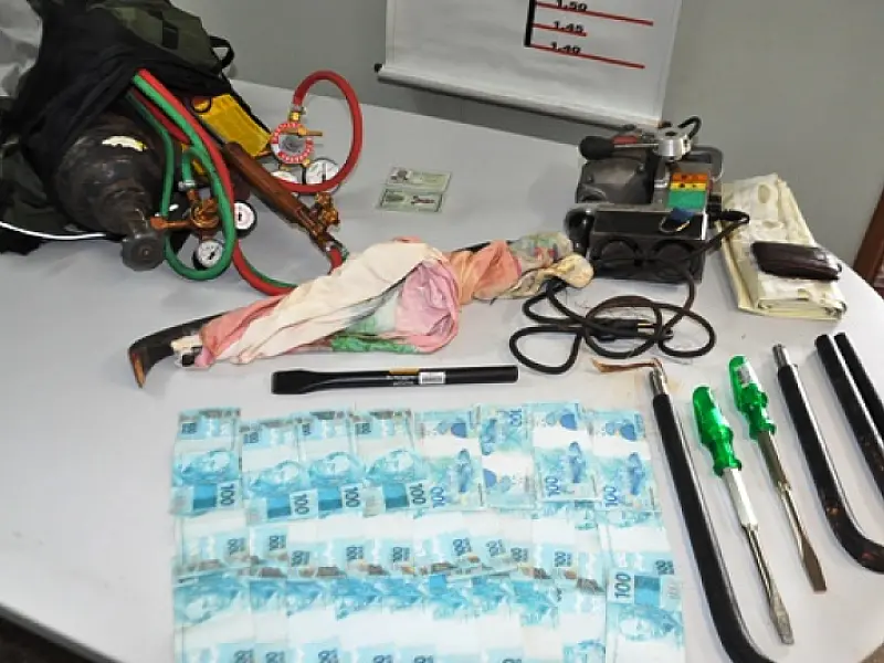 Trio é preso após roubo em caixa eletrônico