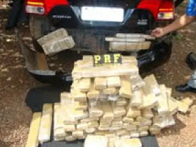 PRF flagra dois veículos do Paraná transportando maconha