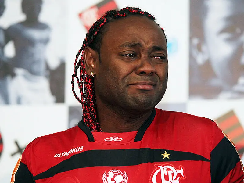 Vagner Love chora em apresentação no Flamengo