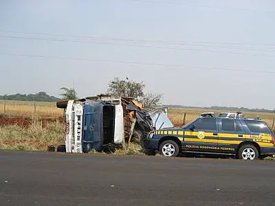 PRF encontra 600 kg de droga em carreta tombada