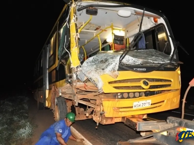 Ônibus se envolve em acidente em Chapadão do Sul